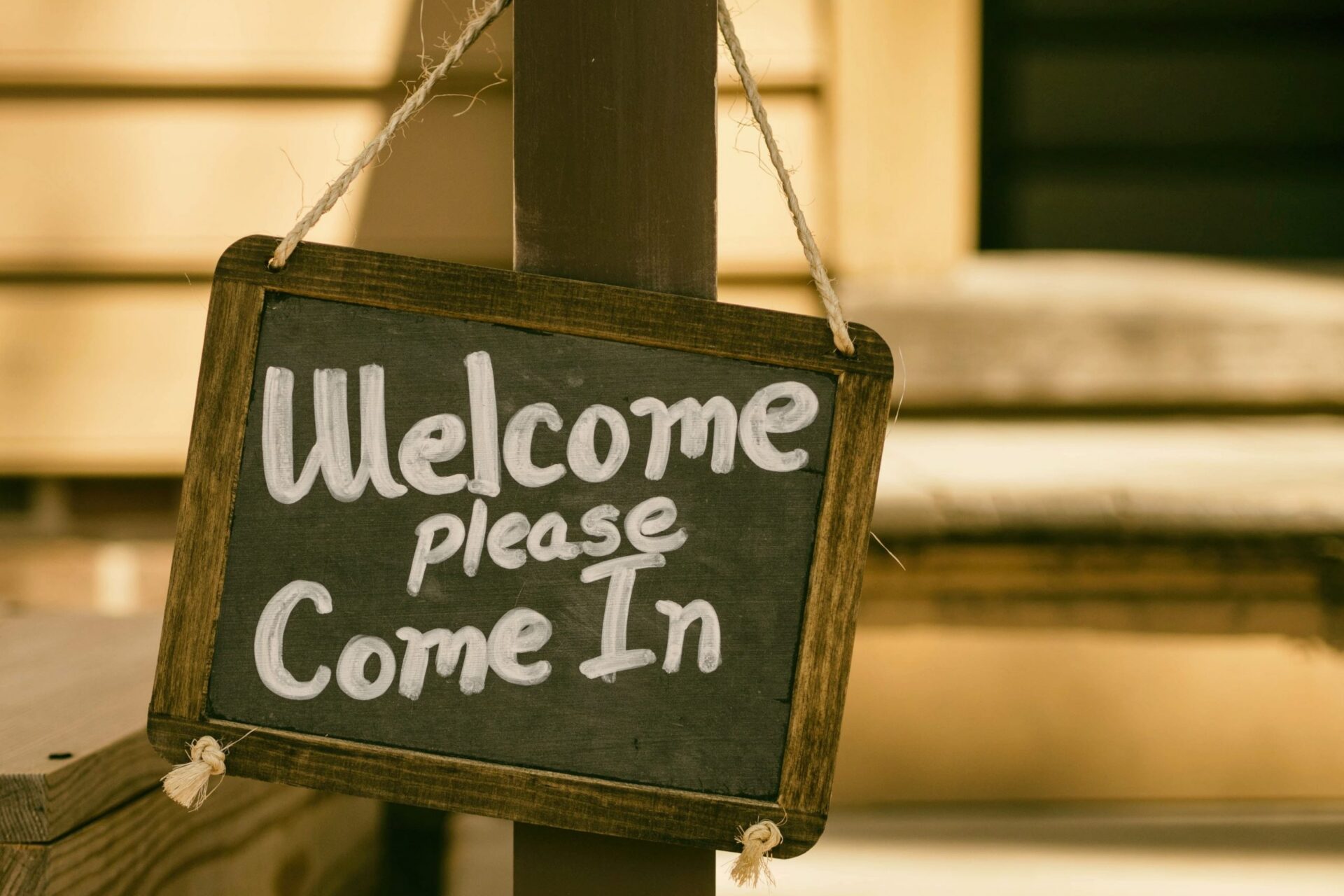 Neu hier? Expat Coaching Schild, Kreide