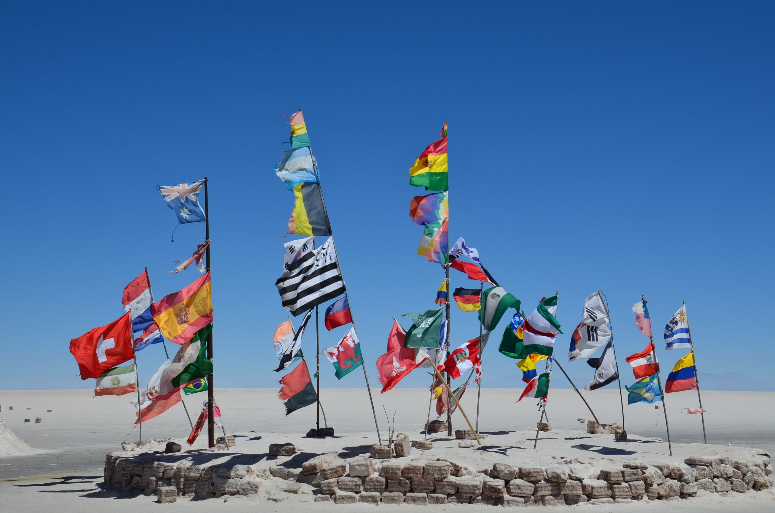 Multikulturalität im Berufsleben Fahnen, Salzwüste, Wind